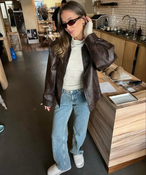 #winter #brownleatherjacket #sweater #jeans #uggs #winteroutfit #fallfashion Marketing Student Outfit, Brown Color Combinations Outfits, Brown Jacket Outfit, Brown Leather Jacket Outfit, Paris Fits, November Outfits, Rainy Day Outfits, Drip Fits, Jacket Outfit Women