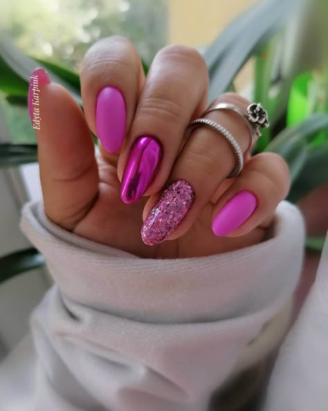 Barbie Nails With Glitter, Pink Nail 2023, Nail Designs On Purple Nails, Barbie Inspired Nail Art, Hot Pink Glitter Gel Nails, Hot Pink Nail Art Designs Glitter, Pink Chrome Nails With Glitter, Chrome Nails With Accent Nail, Chrome Gel Nail Designs