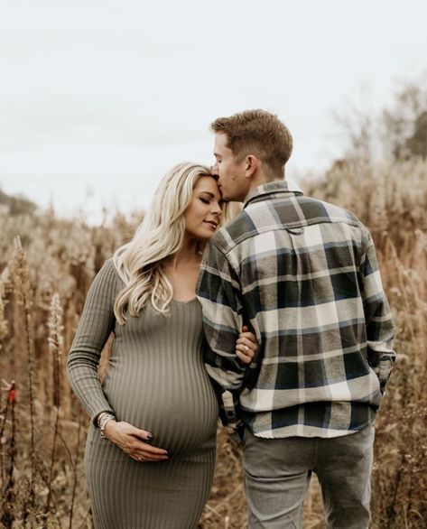 Married Couple Picture Poses, Fall Boho Maternity Photoshoot, Maternity Photography Rain, Maternity Couples Poses, Pregnancy Shoot With Kids, Maternity Poses With Kids, Pregnancy Photoshoot With Kids, Winter Pregnancy Photoshoot, Fall Maternity Shoot