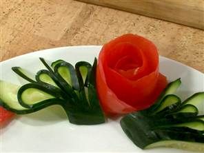 Vegetable Flowers Garnish, Charcuterie Board Garnish, Garnish Tomato, Veggie Shapes, Beautiful Garnishes, Vegetable Garnish, Tomato Rose, Tomato Flower, Flower Garnish