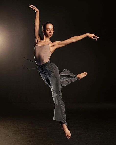 Ballet Workout Clothes, Contemporary Dance Outfits, Francesca Hayward, Ballerina Workout, Ballet Outfits, Ballet Wear, Dance Photo Shoot, Dance Aesthetic, Ballet Workout