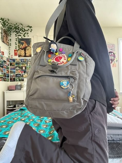 Aesthetic Backpack For College, Tote Bag For College Students, Uni Bag Ideas, Backpack Aesthetic Black, Back To College Aesthetic, Backpack Aesthetic Outfit, What In My Bag School, Whats In My Uni Bag, Hang Out Aesthetic