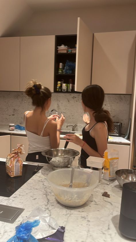 Baking With Friends Photos, Baking With Bestie, Bff Sleepover Pics, Baking With Friends Aesthetic, 2 Bff Aesthetic, Best Friend Sleepover, Besties Sleepover, Bsf Aesthetic, Baking With Friends