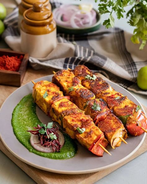 Paneer Tikka Plating, Panner Tikka Photography, Kebab Plating Ideas, Plating Indian Food, Indian Food Photography Aesthetic, Paneer Aesthetic, Kabab Food Photography, Paneer Tikka Photography, Indian Food Plating Ideas