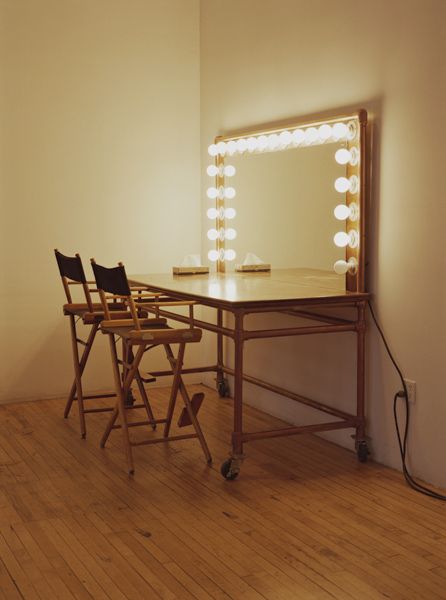 makeup table with lights - Google Search Makeup Table With Lights, Makeup Vanity Lighting, Makeup Room Decor, Beauty Salon Interior, Studio Table, Glam Room, Makeup Rooms, Makeup Table, Makeup Studio