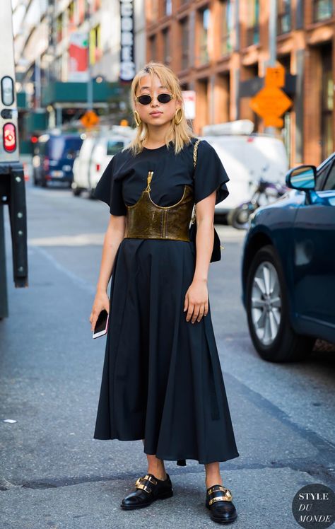 Street style from Fashion week Corset Over Shirt Outfits, Corset Outfit Street Style, Corset Over Shirt, Cinto Corset, Margaret Zhang, Corset Outfits, New York Outfits, Outfit Street, Corset Outfit