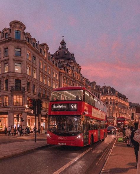 Piccadilly Circus London, Places To Visit In London, Study In London, England Aesthetic, London Dreams, London Baby, London Aesthetic, London Pictures, Piccadilly Circus