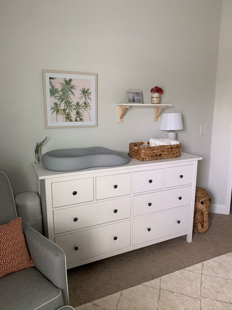 Ikea Changing Table, Changing Table Decor, Ikea Baby, Table Styling Ideas, Ideas Habitaciones, Ikea Nursery, Diaper Changing Table, Baby Changing Station, Nursery Changing Table