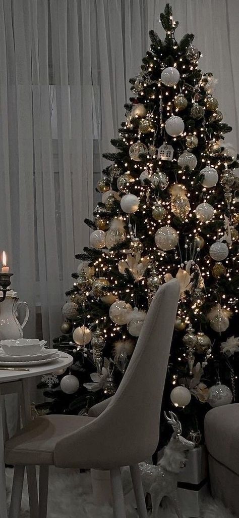 Male Christmas Tree Ideas, White Black And Gold Christmas Decor, Astetic Christmas Tree, Simply Christmas Tree Decor, Christmas Tree Frosted, Aesthetic Christmas Tree Ideas, White And Gold Christmas Tree Ideas, Xmas Tree Aesthetic, Christmas Tree White Silver