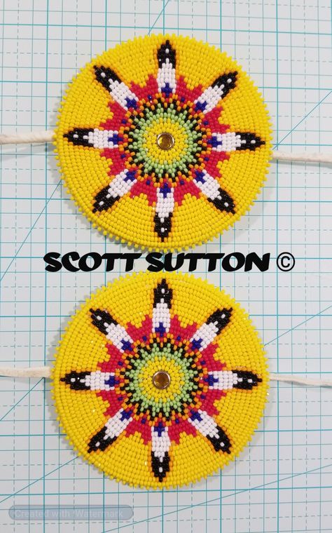 Indigenous Beadwork, American Stuff, Beaded Medallion, Native Beading Patterns, Native American Paintings, Beadwork Ideas, Native Beading, Handmade Earrings Beaded, Feather Pattern