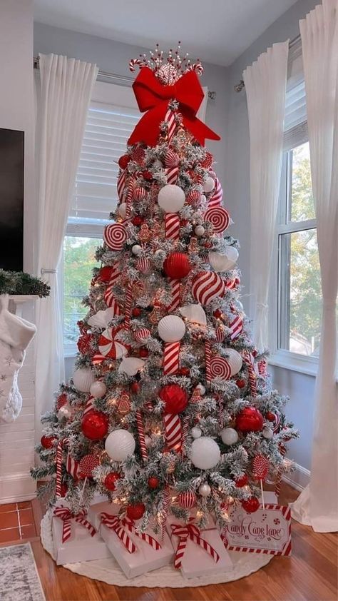 Red Gold Tree Christmas, Santa Themed Christmas Tree Ideas, Christmas Theme Tree Ideas, Christmas Tree Decoration Ideas 2024, Christmas Tree Inspiration Red, Xmas Tree Themes, Classic Christmas Tree Ideas, Christmas Tree Ideas 2024, Classic Christmas Tree Decor