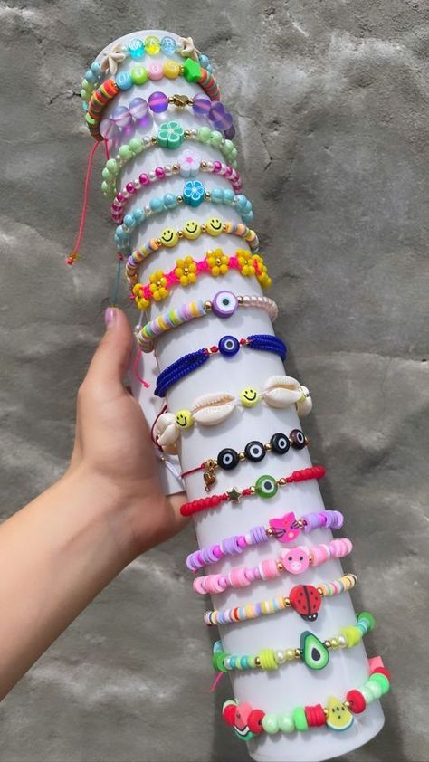 Make Clay Beads, Clay Bead Necklace, Preppy Bracelets, Bracelet Craft Diy, Bead Charms Diy, Diy Bracelet Designs, Diy Bracelets Patterns, Beads Bracelet Design, Handmade Jewelry Tutorials