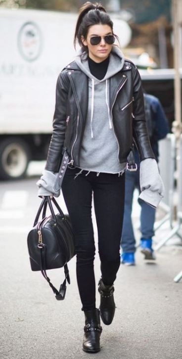 25 Ways To Wear A Leather Jacket - Society19 Vinter Mode Outfits, Biker Jacket Outfit, Black Mode, Moto Jacket Outfit, Black Leather Jacket Outfit, Jacket Outfit Women, Leather Jacket Style, Moda Paris, Leather Jacket Outfits