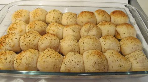 Easy Pepperoni Rolls...I would use Bisquick and make my own biscuits instead of store bought Pepperoni Balls, Easy Pepperoni Rolls, Pizza Balls, Homemade Pizza Rolls, Pizza Ball, Pepperoni Rolls, Easy Homemade Pizza, Pizza Bites, Pizza Rolls