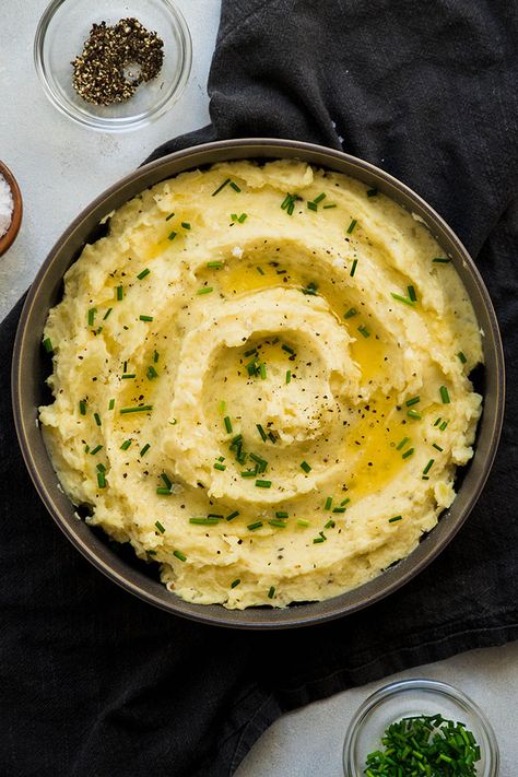 Perfect creamy mashed potatoes recipe, plus a trick to make them ahead of time! Simple mashed potatoes recipe with no heavy cream. Try this homemade recipe this Thanksgiving or Christmas! The best mashed potato recipe we have, easily customized if you want to add toppings, herbs, cheese, or more! | Life As A Strawberry | Ultimate Mashed Potatoes Recipe Ultimate Mashed Potatoes Recipe, Plant Based Side Dishes, Easy Savory Recipes, Ultimate Mashed Potatoes, Mashed Potatoes Recipe Easy, Christmas Eve Meal, Autumn Drinks, Delicious Fall Recipes, Creamy Mashed Potatoes Recipe