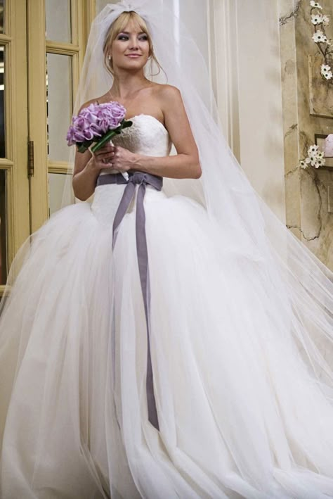 Kate Hudson wearing Vera Wang wedding dress in Bride Wars Bride Wars Dress, Bride Wars Wedding Dress, Wedding Dress Film, Kate Wedding Dress, Turkish Wedding Dress, Emma Allen, Bryan Greenberg, Movie Wedding Dresses, Vera Wang Wedding Dress