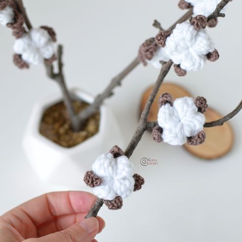 I've always loved how delicate and precious cotton flowers are, and how they can become a lovely piece of decor for the house.I have a beautiful wreath made of dried cotton flowers that I often add in background as a photo prop when taking pictures of my amigurumis. ...so why not making this adorable decoration the center piece of my photo this time?Let's learn how to create this graceful flower together!... Crochet Cotton Flowers Free Pattern, Cotton Flower Crochet, Crochet Cotton Flower, Mini Flower Crochet Pattern Free, Stitching Hacks, Crochet Brooches, Simple Crochet Patterns, Crochet Plants, Autumn Crochet