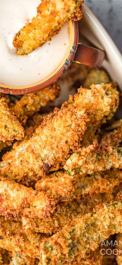 Air fryer jalapeno fries are crispy, crunchy, and baked to a beautiful golden brown in under 10 minutes. These fries have the right amount of kick without being overwhelmingly spicy. Jalapeno Fries, Air Fryer Jalapeno, Recipes Jalapeno, Bread Breakfast Ideas, Buffet Recipes, Fried Jalapenos, Recipes For Party, French Toast Bites, Air Fryer Vegetables