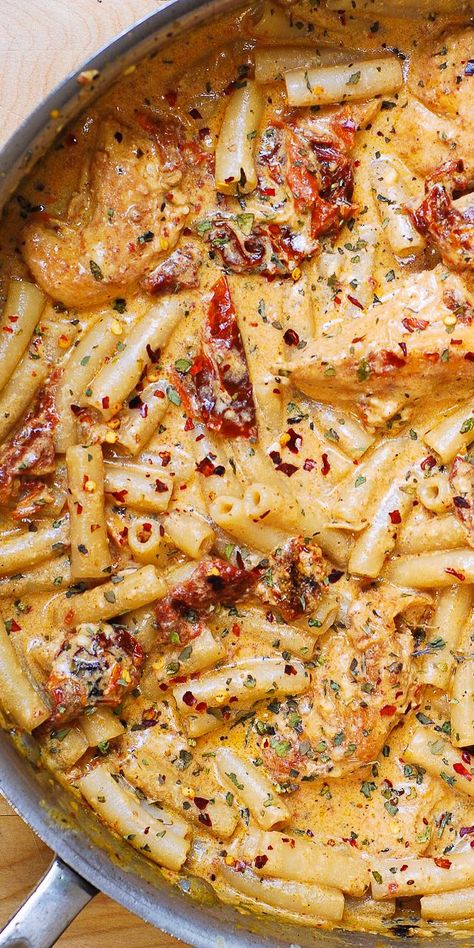 Tomato Pasta With Chicken, Chicken And Mozzarella, Chicken Mozzarella Pasta, Sun Dried Tomato Pasta, Pasta With Chicken, Resep Pasta, Mozzarella Pasta, Mozzarella Chicken, Chicken Pasta Recipes