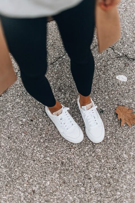 The White Sneaker That Everyone Can (and Should) Wear This Fall - Cella Jane White Sneakers Outfit Winter, Witte Sneakers Outfit, White Tennis Shoes Outfit, Platform Sneakers Outfit, Winter Sneakers Outfit, Casual White Sneakers, Best White Sneakers, White Sneakers Outfit, White Fashion Sneakers