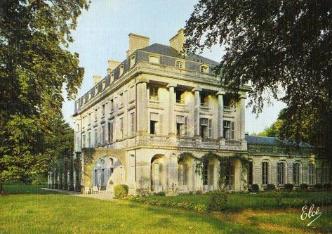 A Sleeping Chateau, Untouched since the Revolution, is For Sale Old Mansions For Sale, French Chateau Mansion, French Chateau Home, French Chateau Homes, Cottage Mansion, Abandoned Mansion For Sale, French Mansion, Country Property, Chateaux Interiors