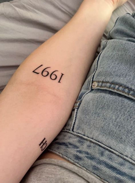 Small Tattoo Simple, Most Beautiful Tattoos, Date Tattoo, Number Tattoo Fonts, Wrap Around Tattoo, Black And White Snake, Father Tattoos, Letter Tattoo, Date Tattoos