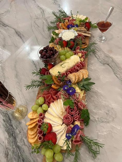 Elegant Fall Charcuterie Board, Long Rectangle Charcuterie Board Ideas, Carcurie Board Brunch, Extra Long Charcuterie Board, Xl Charcuterie Board, Charcuterie Board Rectangular, Luxury Charcuterie Board, Long Charcuterie Board Ideas, Charcuterie Board Rectangle