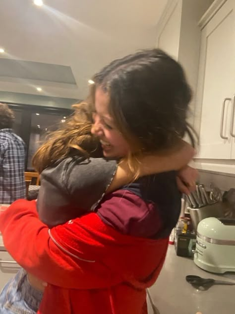 Black And Brunette Best Friends, Sister Duo Aesthetic, Big Sister And Little Sister Aesthetic, Pure Happiness Aesthetic, Friendship Hug Aesthetic, Cool Older Sister Aesthetic, Two Brunette Best Friends, Siblings Hugging, Big Sister Aesthetic