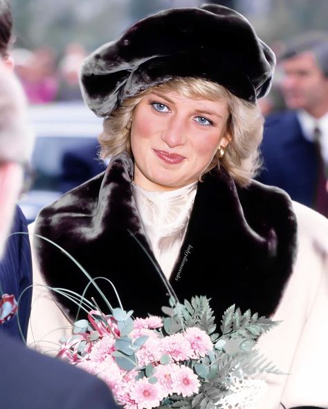 𝒟𝒾𝒶𝓃𝒶• • Sweet ➳ July 18, 1986: Princess Diana (1961 - 1997) attending the London Festival Ballet’s gala performance of ‘Onegin’ at the… | Instagram Lady Diana Aesthetic, Queen Diana, Diana Princesa, Princess Diana Fashion, Princess Diana Photos, Princess Diana Pictures, Princess Diana Family, Diana Queen, Princes Diana