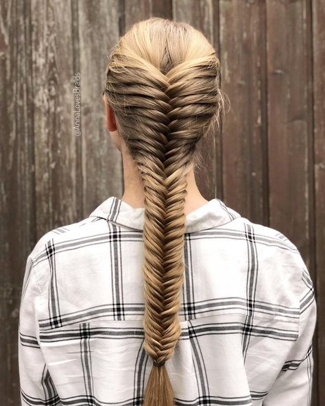 The French fishtail braid! This is the next tutorial I will post... 😍 Who is eager to learn this one? . . . . . 🇩🇪 Na, wer von euch kann… Asoiaf Fashion, Braid Hair Ideas, French Fishtail Braid, Come Intrecciare, Fish Tail Side Braid, Dutch Fishtail Braid, French Fishtail, Fishtail French Braid, Bridal Hairstyles With Braids