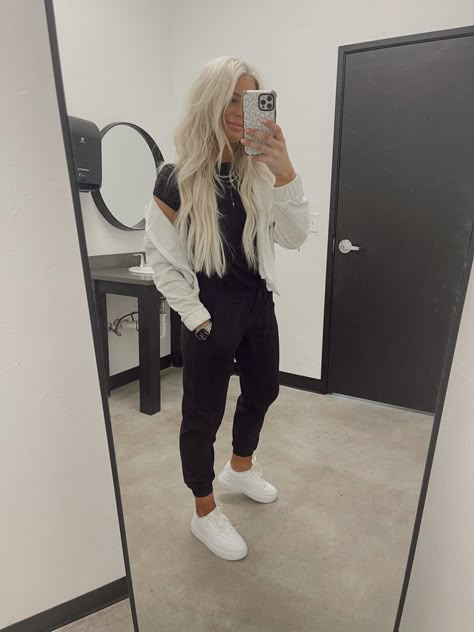 Leggings Outfit Hairstylist, Hairdresser Clothes Outfits, Dress Joggers Outfits, All Black Beauty School Outfits, Outfits For Stylists, Cooler Weather Outfits Casual, Black And White Hairstylist Outfits, All Black Outfit For Hairstylist, Hair Dresser Outfits Stylists