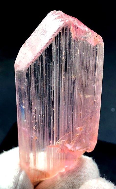 Geode Rocks, Kunzite Crystal, Earth Gift, Pink Kunzite, Antique Stone, Gemstone Meanings, Crystal Therapy, Beautiful Rocks, Mineral Stone