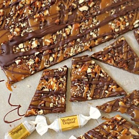 Turtle Bark Recipe, Turtle Bark, Lunch Lady Peanut Butter Bars, Graham Cracker Toffee, Rocky Road Fudge, Toffee Crunch, Cracker Toffee, Pecan Rolls, Gooey Caramel