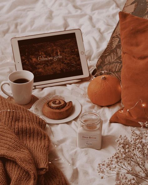 Jessica • books & cozy vibes on Instagram: “|Werbung/ ad| Who here loves Gilmore Girls? 🙋🏼‍♀️🙋🏼‍♀️🙋🏼‍♀️ I mean, it’s just the perfect cozy show and Lorelai Gilmore is my ultimate…” Helloween Wallpaper, Fall Mood Board, Cute Fall Wallpaper, Fall Inspo, Fall Halloween Decor, Fall Feels, Cinnamon Buns, Fall Pictures, Autumn Cozy