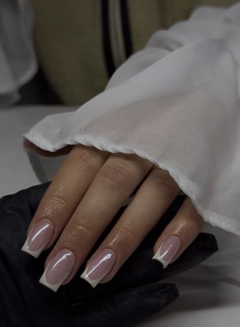 Square Acrylic Nails Classy, French Tip Acrylic Nails With Chrome, Nails Inspo Square Medium, Square French Tip Designs, Nails Glossy, Trendy French Tips, Medium Square Nails Ideas, Soft Glam Nails, Chrome French Nails Square