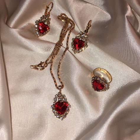 Red Ruby Jewelry, Ruby Jewelry Aesthetic, Red Jewelry Aesthetic, Red Princess Aesthetic, Red And Gold Jewelry, Edgy Engagement Ring, Trendy Gold Necklace, Engagement Ring Non Traditional, Aesthetic Edgy