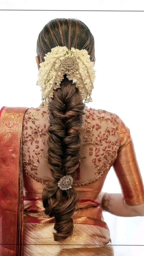 Hairstyle On Kanjivaram Saree, Braids For Indian Wedding, Bridal Hairstyle Indian Wedding Braids, Indian Bridal Braided Hairstyles, South Indian Bride Outfits, Wedding Hair Indian Bride, Latest South Indian Bridal Sarees, Tattoos For Women Above Knee, Saree Braid Hairstyles