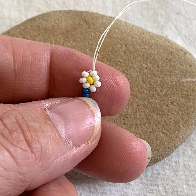 Flower Beaded Tutorial, Beaded Daisy Ring Tutorial, Crochet Daisy Chain Pattern Free, Beading Flowers Tutorial, How To Make Daisy Flower, Beaded Daisy Bracelet Tutorial, Beaded Daisy Tutorial, Beaded Flower Ring Tutorial, Beaded Flower Bracelet Tutorial