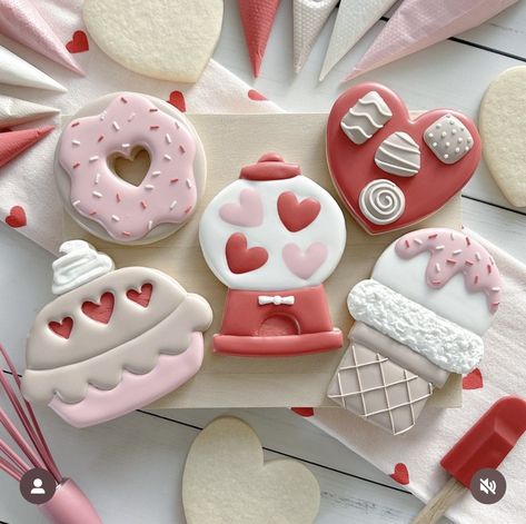 Vday Cookies Decorated, Heart Iced Cookies, Lip Sugar Cookies, Sugar Cookie Valentine’s Day, Valentines Decorated Sugar Cookies, Valentine Cookies For Kids, Valentine’s Day Cookie Cake, Valentine’s Day Sugar Cookies, Valentine Cookies Royal Icing