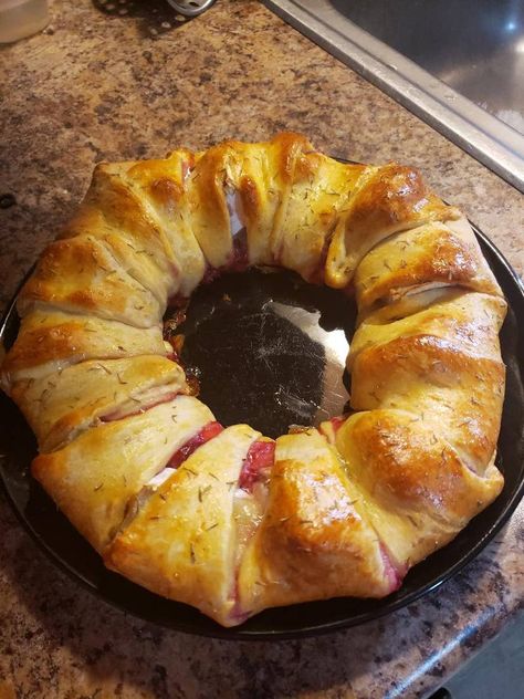 Cranberry Brie Crescent Ring Pioneer Woman, Crescent Ring Recipes Vegetarian, Cranberry Brie Bacon Crescent Ring, Cresent Roll Brie Cranberry Ring, Cranberry And Brie Crescent Ring, Cranberry Crescent Baked Brie, Cranberry Brie Appetizer Crescent, Crescent Roll Brie Cranberry Wreath, Crescent Ring Appetizers