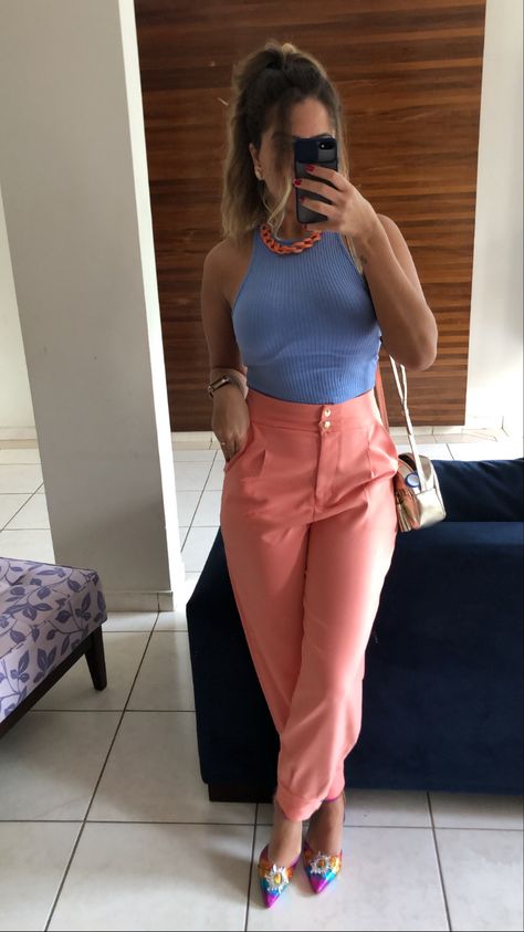 Salmon Outfit Ideas, Coral Pants Outfit Work, Coral Jeans Outfit, Salmon Pants Outfit, Peach Pants Outfit, Coral Pants Outfit, Salmon Pants, Peach Pants, Coral Outfit