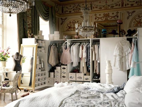 For Her Little Majesty Exposed Closet, Organiser Son Dressing, Closet Dresser, Beautiful Closets, Open Closet, Casa Vintage, Dream Closets, Small Space Solutions, Style At Home