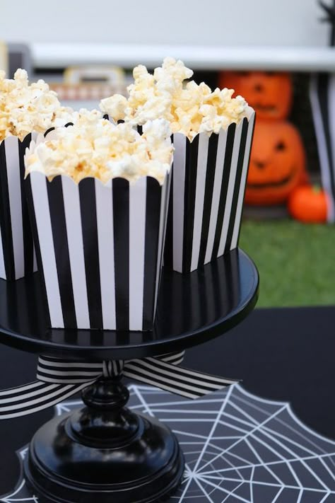 Nightmare Before Christmas Outdoor, The Nightmare Before Christmas Party, Nightmare Before Christmas Party Ideas, Addams Family Theme Party, Festa Hotel Transylvania, Wednesday Birthday Party, Wednesday Theme, Wednesday Addams Party, Wednesday Addams Birthday