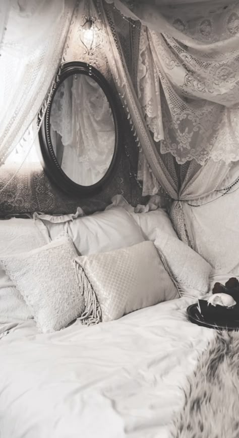 White Goth Bedroom, White Goth Room, Victorian Goth Bedroom, Romantic Goth Bedroom, Goth Room Aesthetic, Goth Bed, Bride Aesthetic, Goth Room, Goth Bedroom