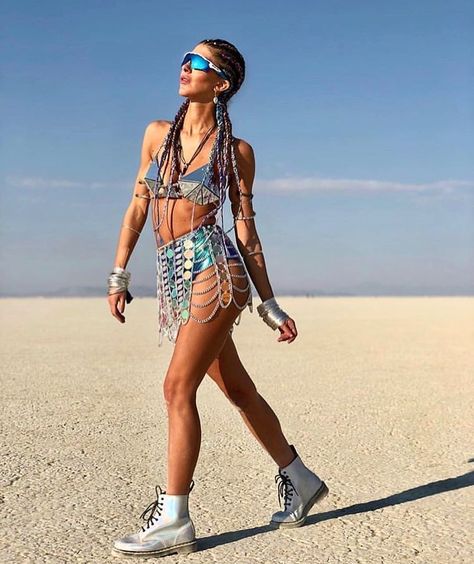 Best Outfits of Burning Man 2019 - Fashion Inspiration and Discovery Burner Outfits, Estilo Burning Man, Burning Girl, Africa Burn, Burning Man Girls, Afrika Burn, Festival Dance, Festival Outfit Inspiration, Chain Skirt