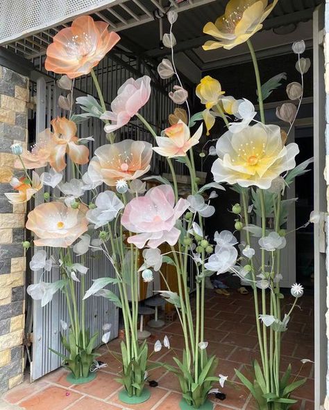 Giant Flowers Diy, Stone Exterior, Paper Flower Decor, Large Paper Flowers, Brick Exterior, Organza Flowers, Diy Backdrop, Giant Flowers, Giant Paper Flowers