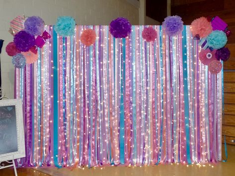 School Event Backdrop Ideas, Dance Backdrop Ideas, School Dance Backdrop Ideas, Fun Fair Decoration Ideas School, School Dance Photo Backdrop, Middle School Dance Decorations, Booth Design Ideas For School Fair, Spring Dance Decorations, School Photo Booth Ideas