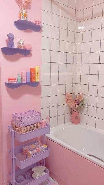 Blue Bathroom Maximalist, Preppy Bathroom Ideas Modern, Pastel Eclectic Bathroom, Pastel Colour Home Decor, Bathroom Decor Pastel, Lilac Bathroom Decor, Colorful Bathroom Aesthetic, Colourful Bathroom Decor, Pastel Painted Furniture