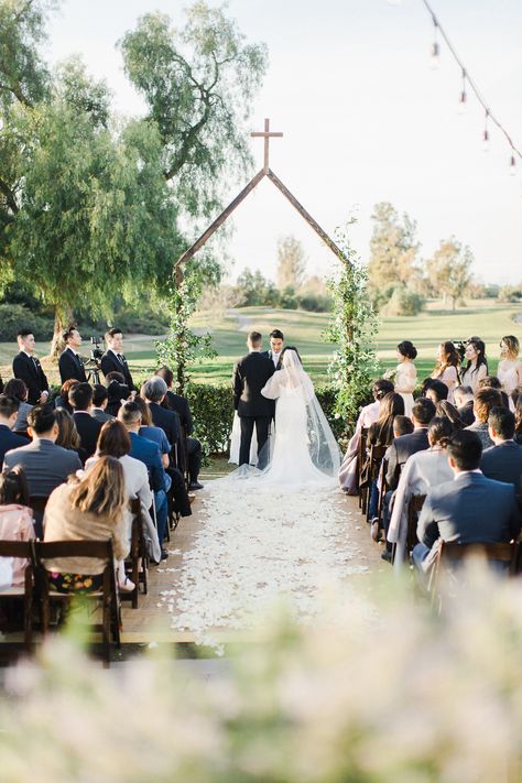 Wedding Arch With Cross, Wooden Wedding Arch, Easy Wedding, Cross Christian, Backdrop Wedding, Christian Wedding, Ceremony Backdrop, Wooden Wedding, Wedding Arch