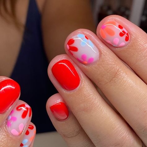 “Let it go” . @maddiedoesmanis 💖 . #brightnails #neonnails #summernails #summerfloral #summerfloralnails #summerfloraldesign… | Instagram Nailart Summer, Nails Bride, Sophisticated Nails, Nails Pastel, Nails Bridal, Summer Gel Nails, Nails Elegant, Pastel Design, Short Gel Nails